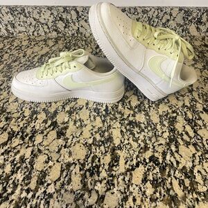Nike Women’s Air Force 1 White/Green Size 9